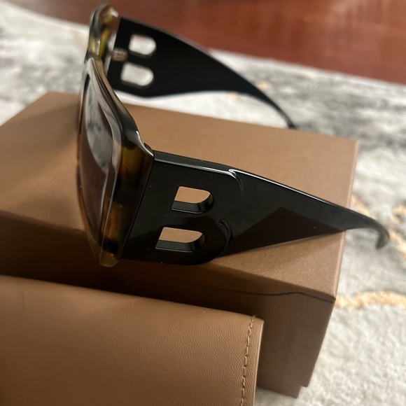 Burberry sunglasses - Picture 2 of 8